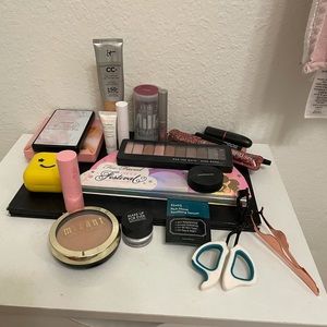 HUGE MAKEUP BUNDLE